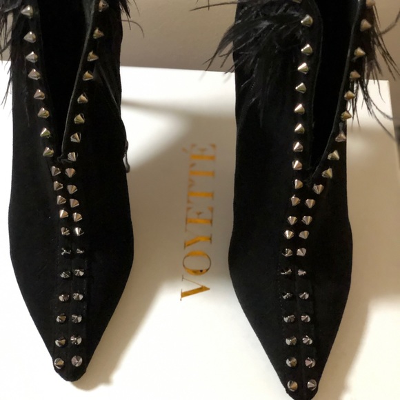 Black suede bootie lined with ostrich feathers and spikes. - Picture 5 of 6